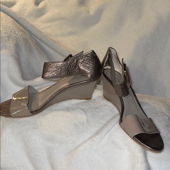 Nine West Tan Wedges w/Patent Leather Accents - Picture 3 of 10